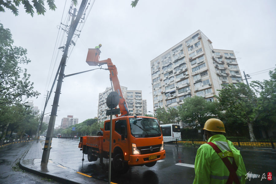 昨天9時45分左右，大連西路201弄電力搶修完成。記者 張海峰 攝.jpg